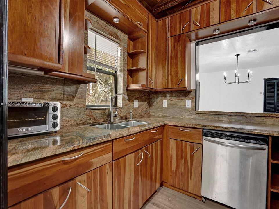 Active With Contract: $250,000 (2 beds, 1 baths, 966 Square Feet)