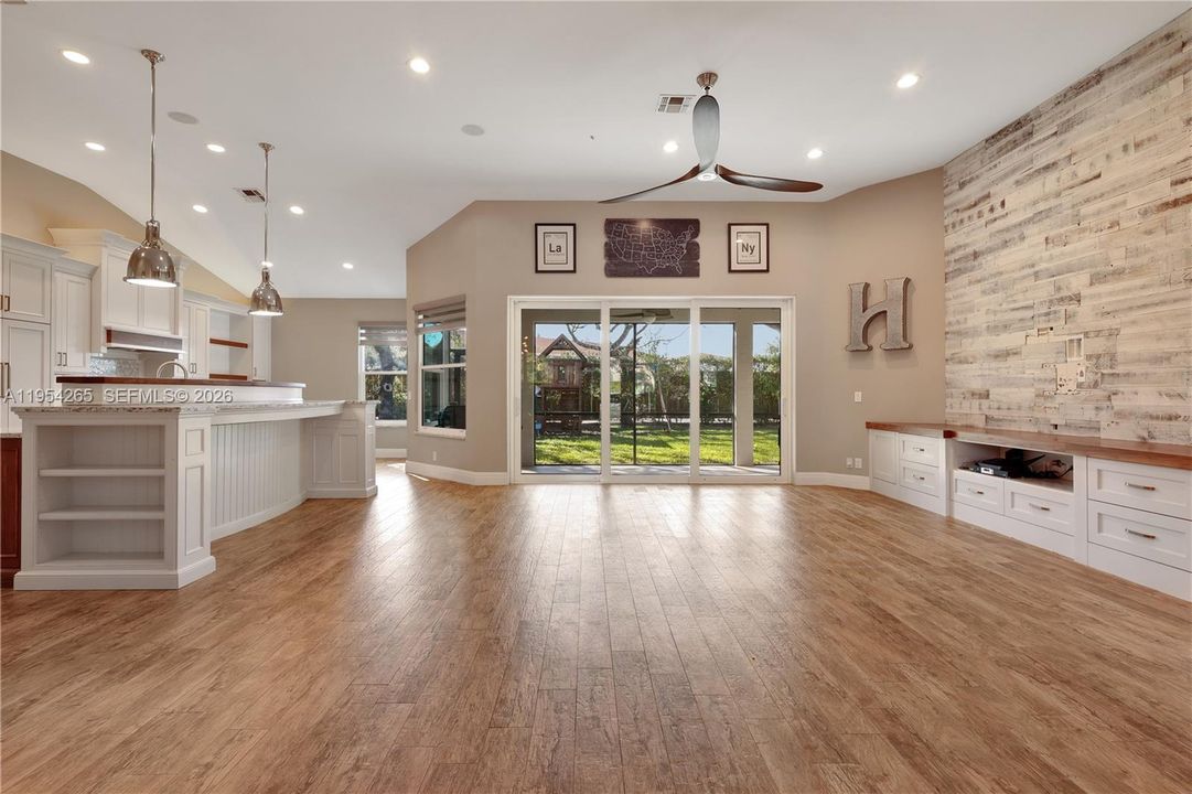 Vendido Recientemente: $675,000 (4 camas, 2 baños, 0 Pies cuadrados)