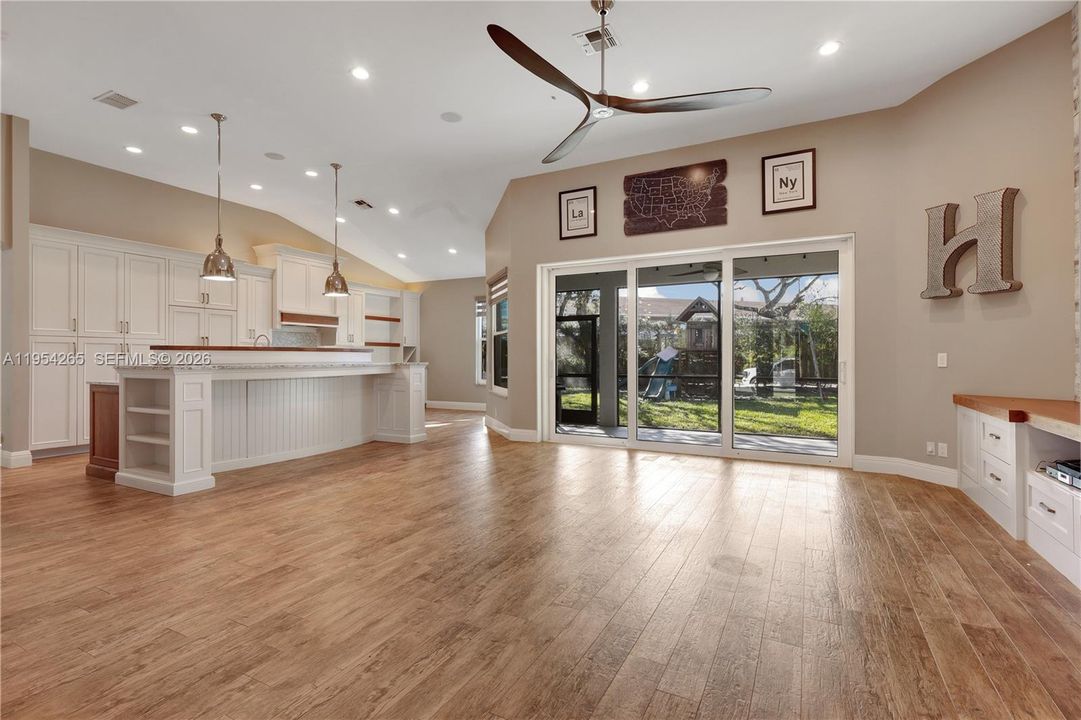 Vendido Recientemente: $675,000 (4 camas, 2 baños, 0 Pies cuadrados)