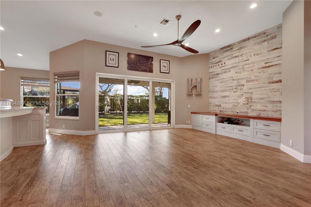 Vendido Recientemente: $675,000 (4 camas, 2 baños, 0 Pies cuadrados)