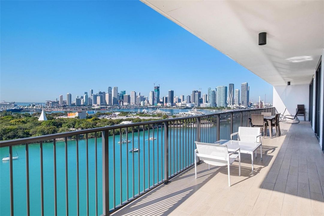Activo con contrato: $9,900 (2 camas, 2 baños, 1830 Pies cuadrados)