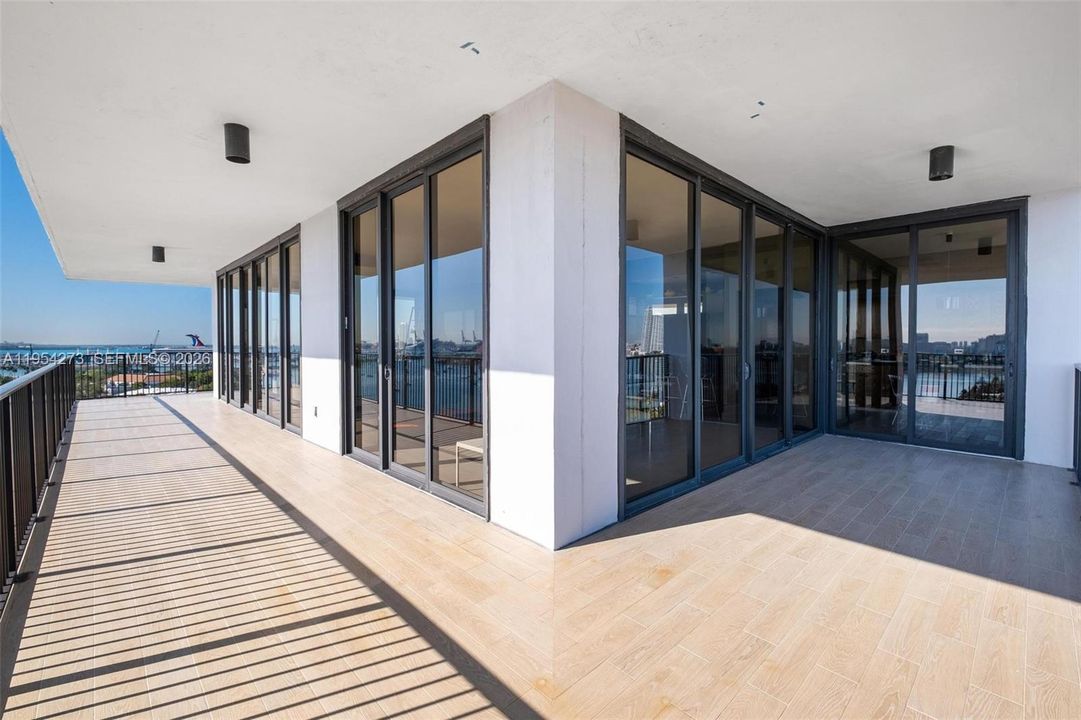 Activo con contrato: $9,900 (2 camas, 2 baños, 1830 Pies cuadrados)