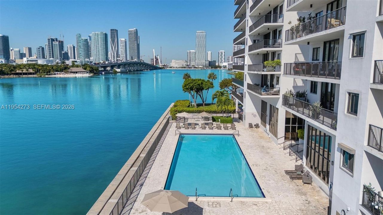 Activo con contrato: $9,900 (2 camas, 2 baños, 1830 Pies cuadrados)
