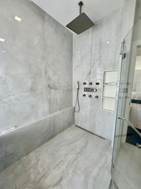 LC SHOWER 1