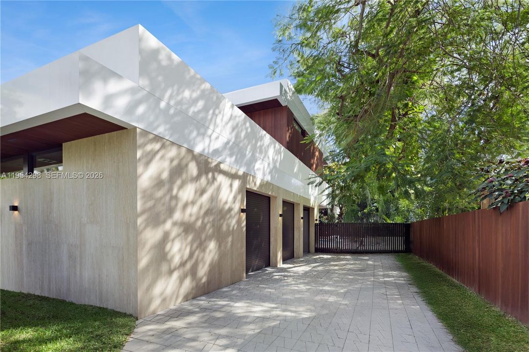 For Sale: $16,992,000 (6 beds, 7 baths, 10689 Square Feet)