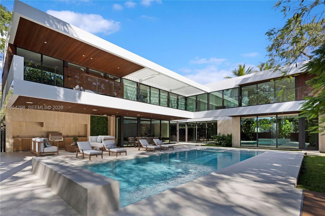 For Sale: $16,992,000 (6 beds, 7 baths, 10689 Square Feet)