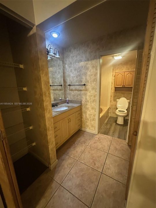 Activo con contrato: $239,990 (2 camas, 2 baños, 1100 Pies cuadrados)