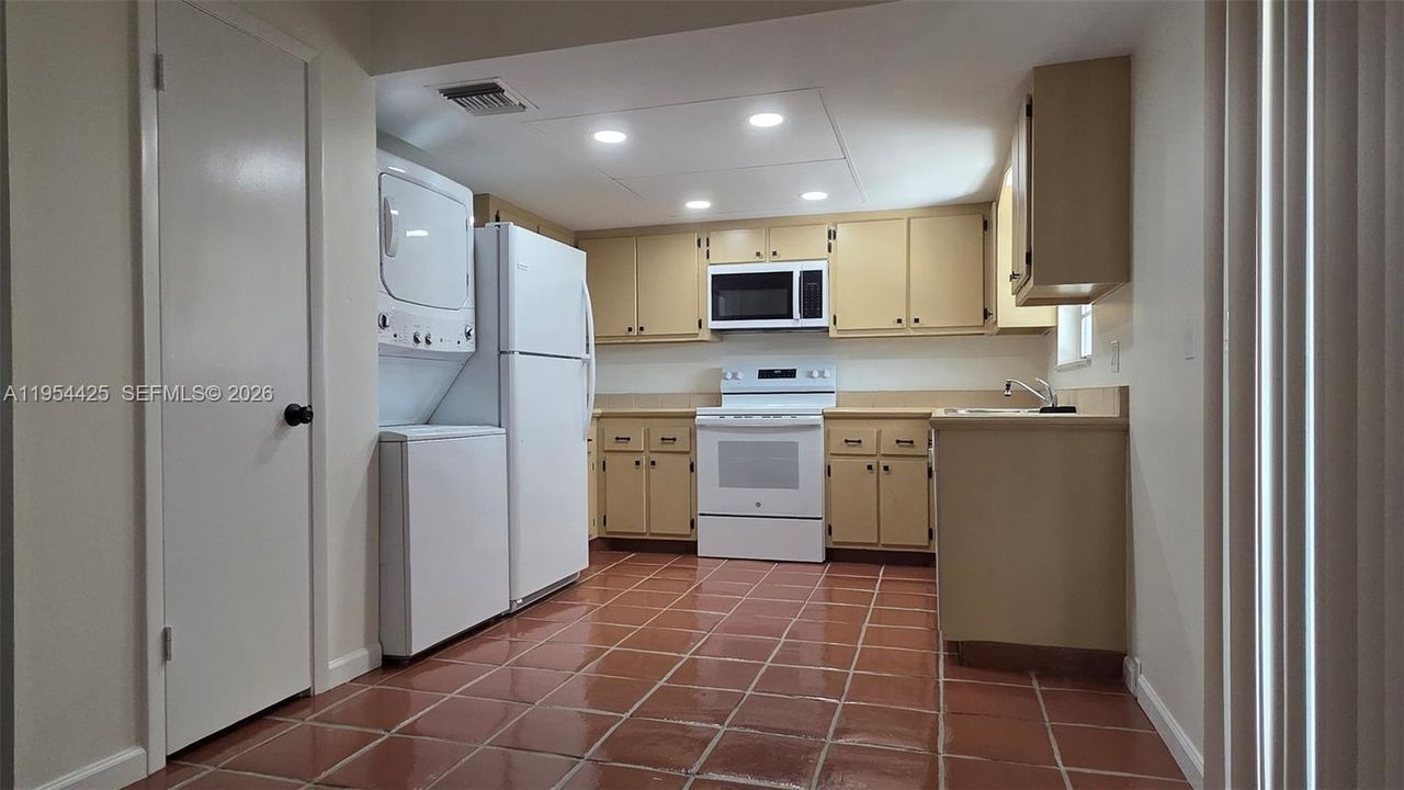 For Rent: $2,200 (2 beds, 2 baths, 1348 Square Feet)