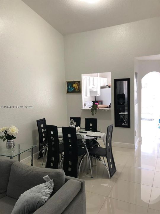 Activo con contrato: $220,000 (2 camas, 2 baños, 919 Pies cuadrados)