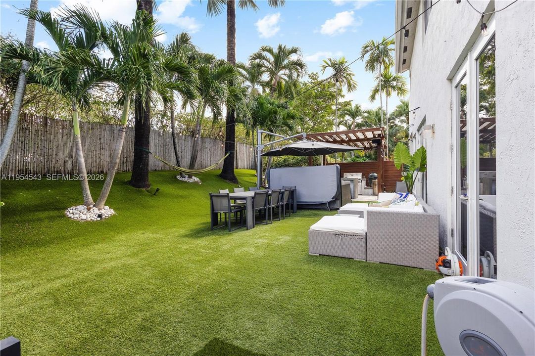 Недавно продано: $1,200,000 (5 спален, 3 ванн, 2569 Квадратных фут)