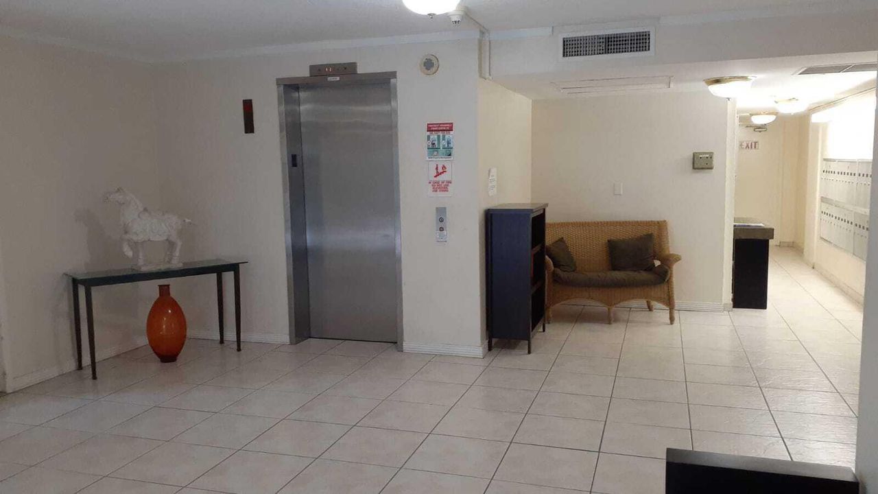 PALM-AIRE ELEVATOR