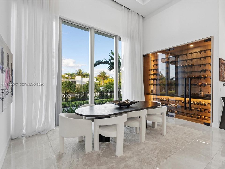 Vendido Recientemente: $4,250,000 (5 camas, 5 baños, 5530 Pies cuadrados)