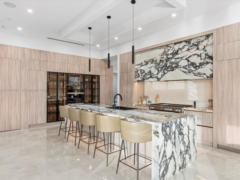 Vendido Recientemente: $4,250,000 (5 camas, 5 baños, 5530 Pies cuadrados)