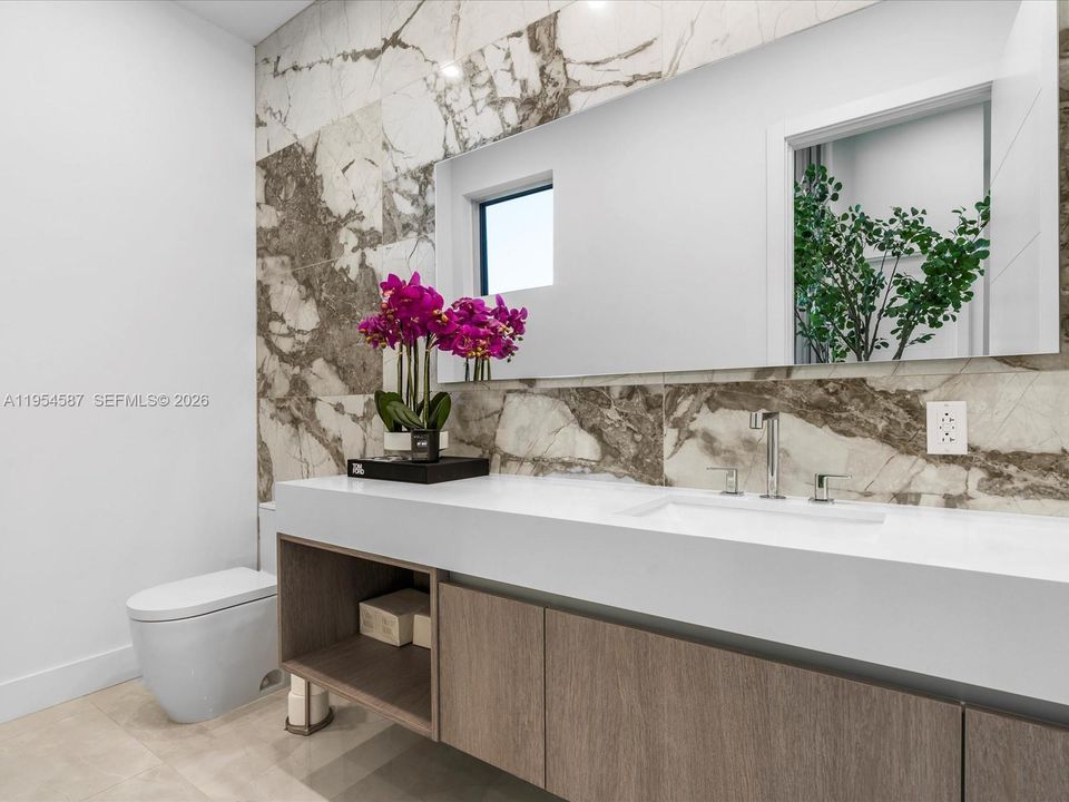 Vendido Recientemente: $4,250,000 (5 camas, 5 baños, 5530 Pies cuadrados)