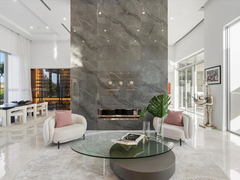 Vendido Recientemente: $4,250,000 (5 camas, 5 baños, 5530 Pies cuadrados)