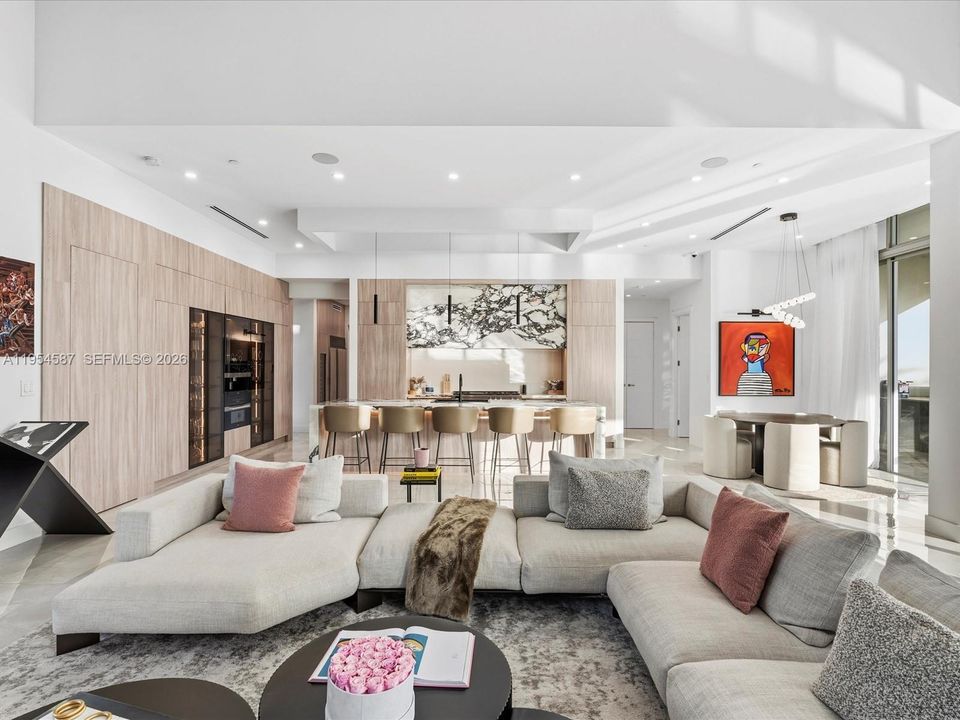 Vendido Recientemente: $4,250,000 (5 camas, 5 baños, 5530 Pies cuadrados)
