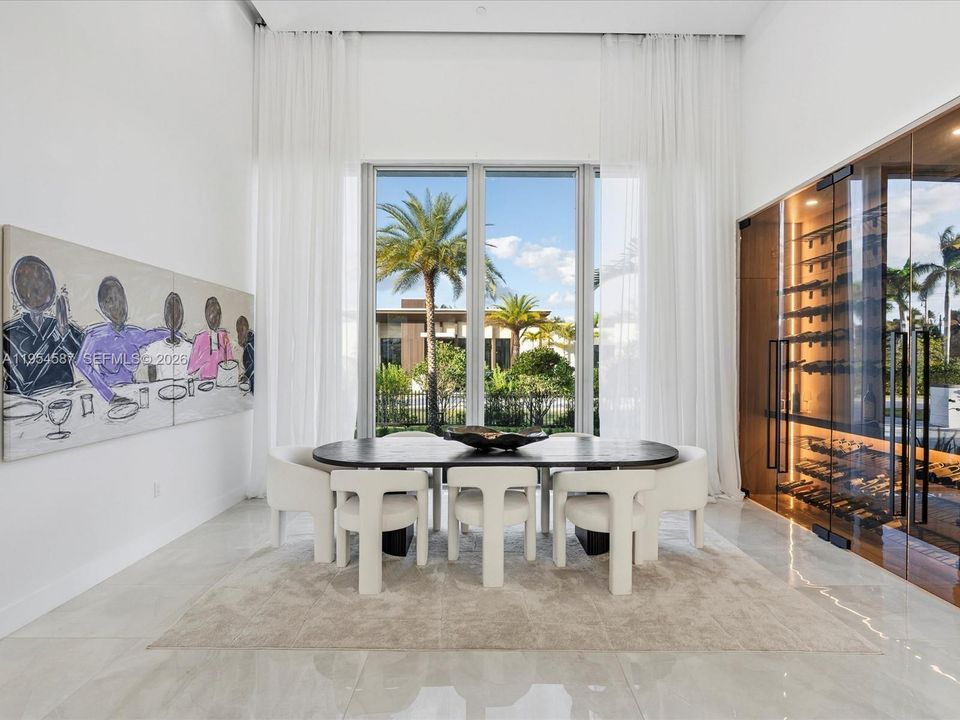 Vendido Recientemente: $4,250,000 (5 camas, 5 baños, 5530 Pies cuadrados)