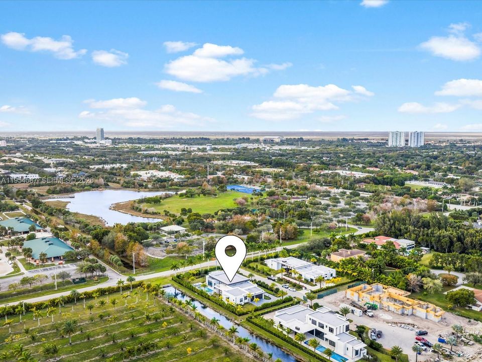 Vendido Recientemente: $4,250,000 (5 camas, 5 baños, 5530 Pies cuadrados)