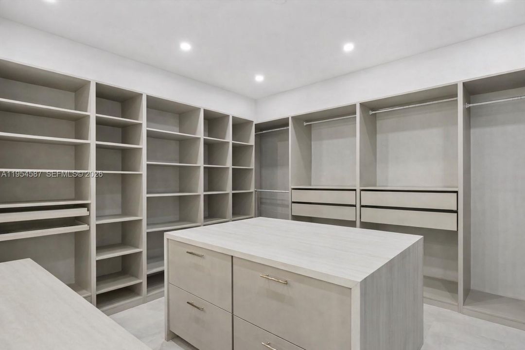 Walk In Closet (hers)