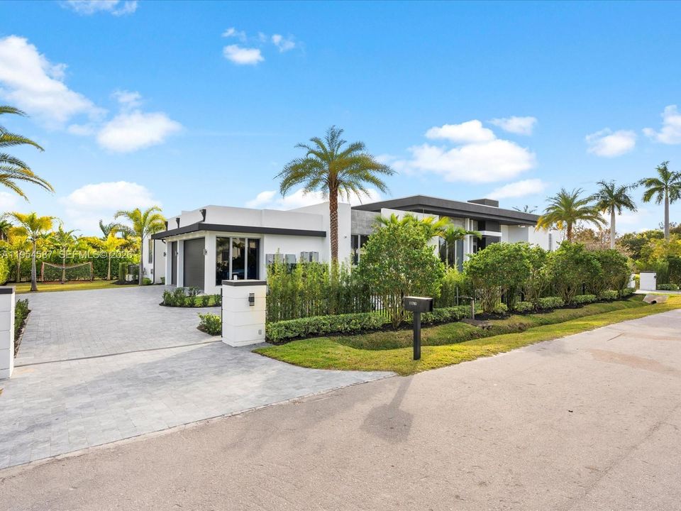 Vendido Recientemente: $4,250,000 (5 camas, 5 baños, 5530 Pies cuadrados)
