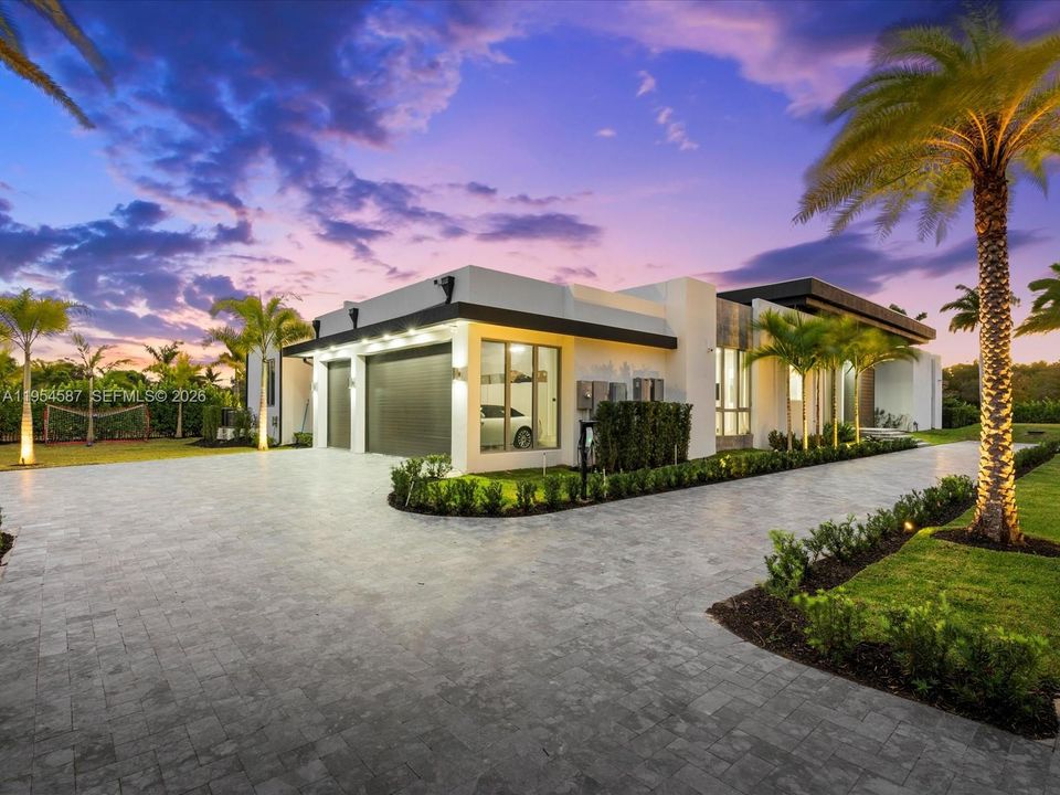 Vendido Recientemente: $4,250,000 (5 camas, 5 baños, 5530 Pies cuadrados)