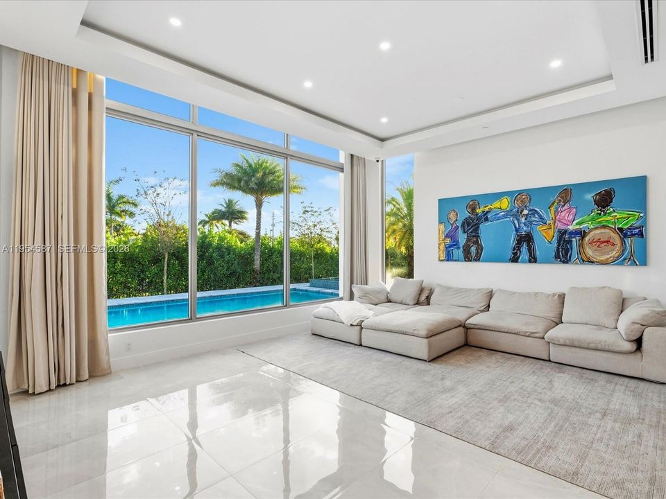 Vendido Recientemente: $4,250,000 (5 camas, 5 baños, 5530 Pies cuadrados)