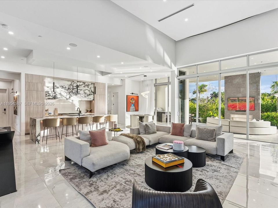 Vendido Recientemente: $4,250,000 (5 camas, 5 baños, 5530 Pies cuadrados)