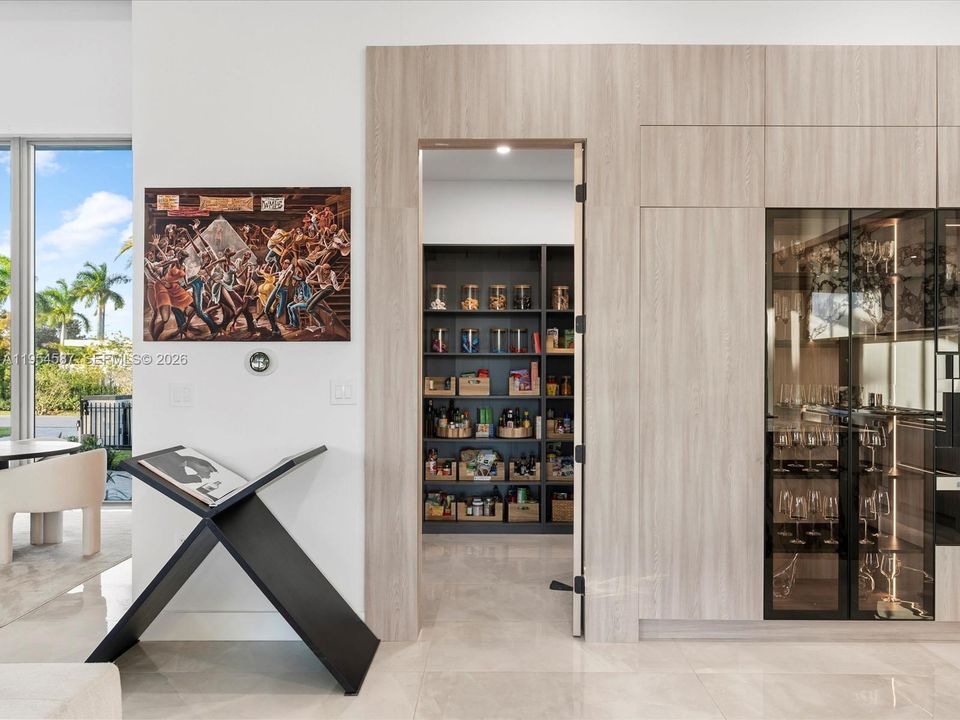Vendido Recientemente: $4,250,000 (5 camas, 5 baños, 5530 Pies cuadrados)
