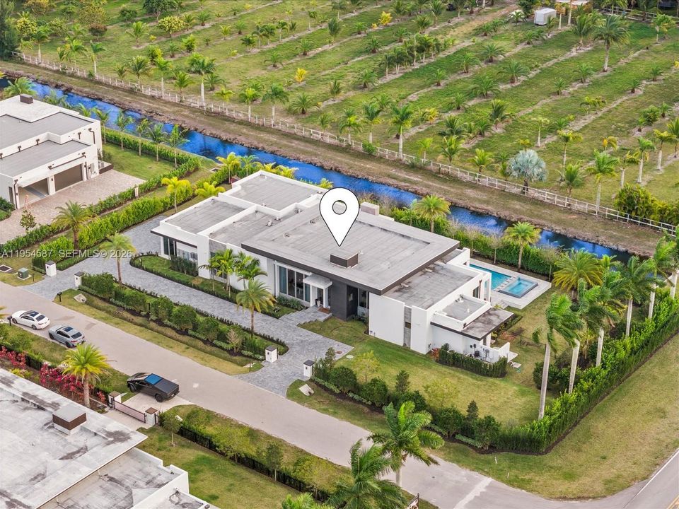 Vendido Recientemente: $4,250,000 (5 camas, 5 baños, 5530 Pies cuadrados)