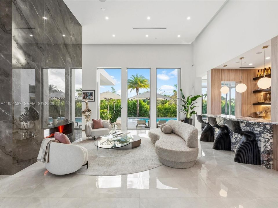 Vendido Recientemente: $4,250,000 (5 camas, 5 baños, 5530 Pies cuadrados)