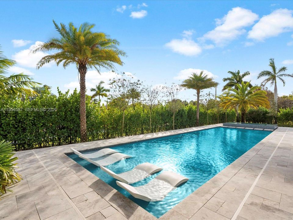 Vendido Recientemente: $4,250,000 (5 camas, 5 baños, 5530 Pies cuadrados)