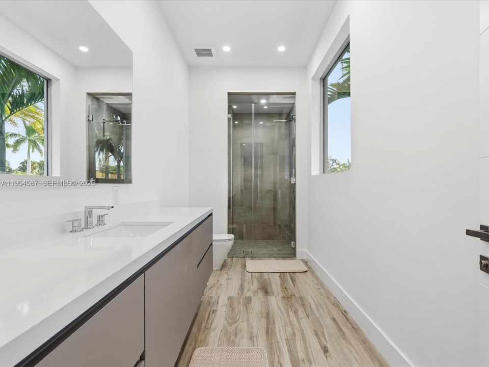 Vendido Recientemente: $4,250,000 (5 camas, 5 baños, 5530 Pies cuadrados)