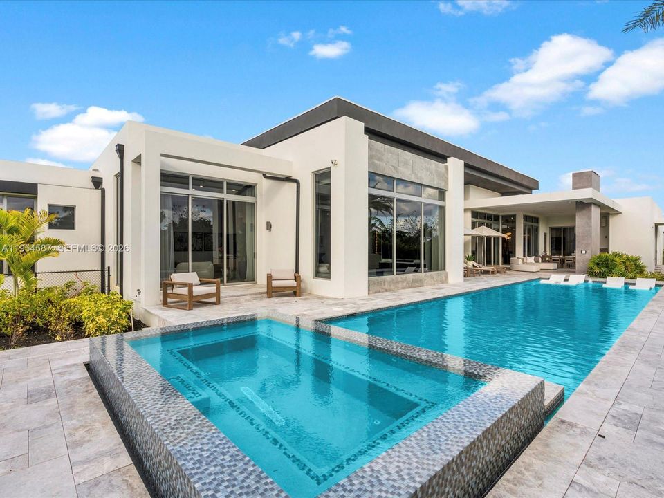 Vendido Recientemente: $4,250,000 (5 camas, 5 baños, 5530 Pies cuadrados)