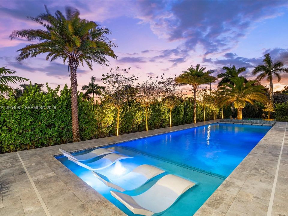 Vendido Recientemente: $4,250,000 (5 camas, 5 baños, 5530 Pies cuadrados)