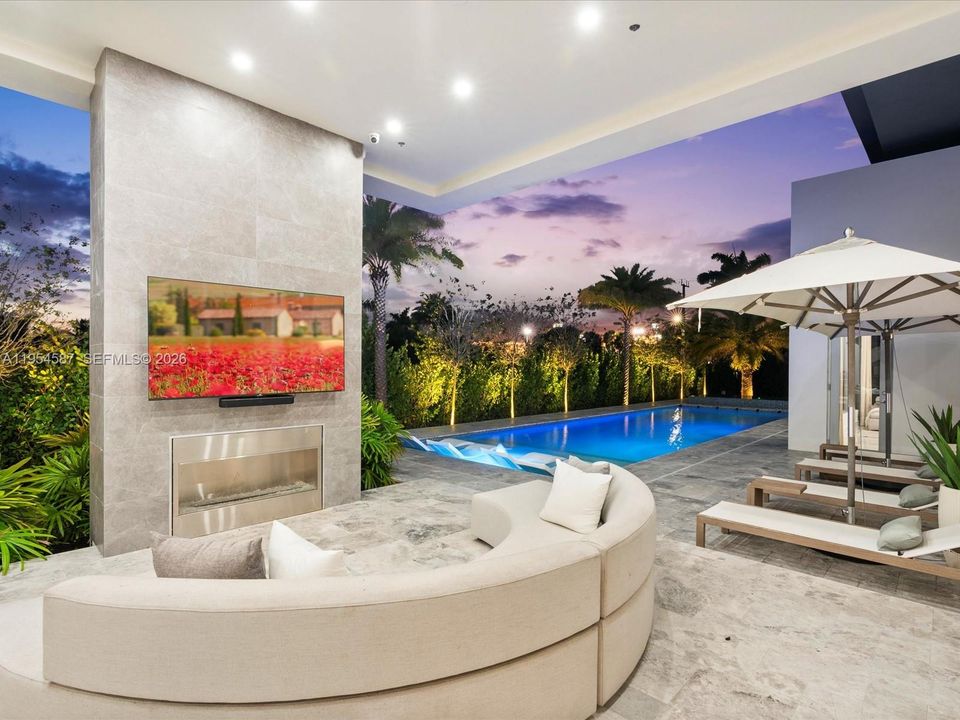 Vendido Recientemente: $4,250,000 (5 camas, 5 baños, 5530 Pies cuadrados)