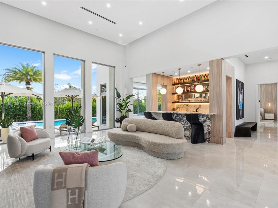 Vendido Recientemente: $4,250,000 (5 camas, 5 baños, 5530 Pies cuadrados)