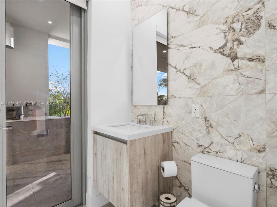 Vendido Recientemente: $4,250,000 (5 camas, 5 baños, 5530 Pies cuadrados)