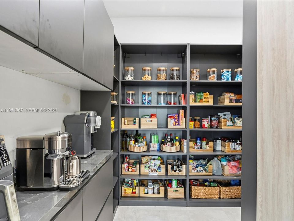Vendido Recientemente: $4,250,000 (5 camas, 5 baños, 5530 Pies cuadrados)