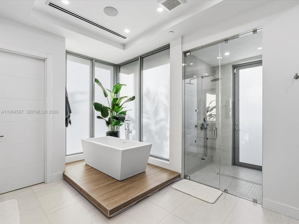 Vendido Recientemente: $4,250,000 (5 camas, 5 baños, 5530 Pies cuadrados)