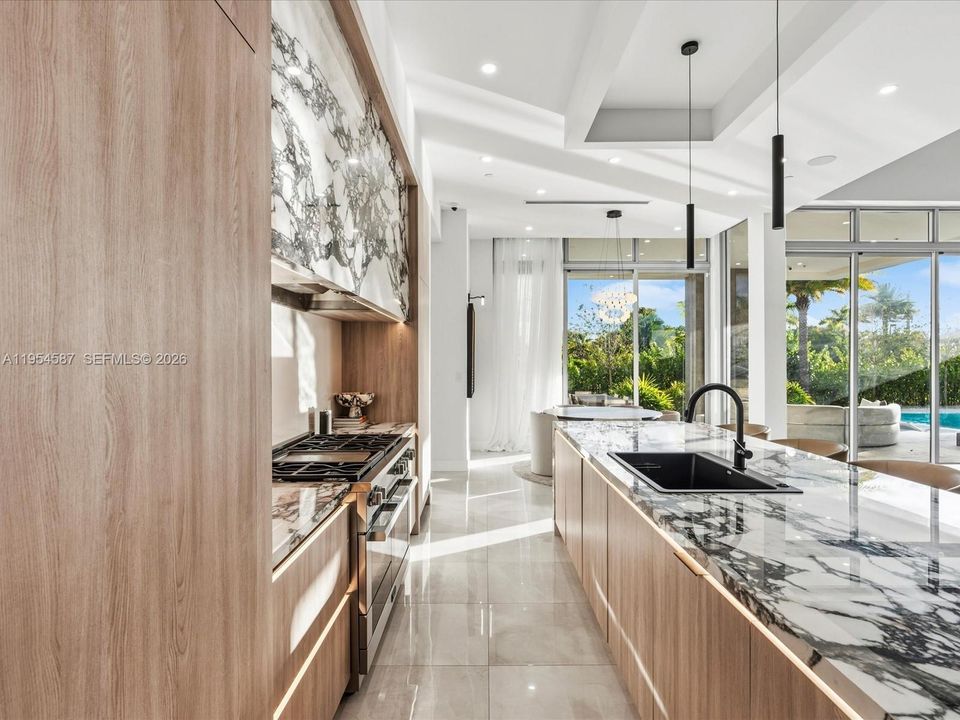 Vendido Recientemente: $4,250,000 (5 camas, 5 baños, 5530 Pies cuadrados)
