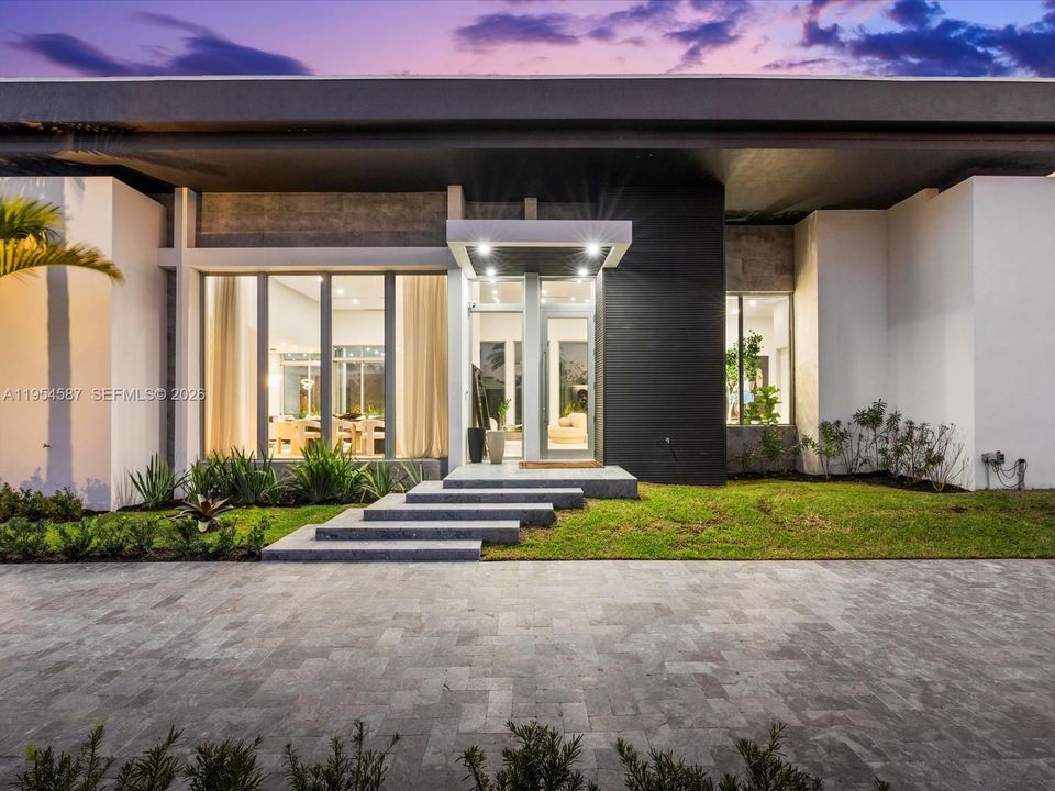 Vendido Recientemente: $4,250,000 (5 camas, 5 baños, 5530 Pies cuadrados)