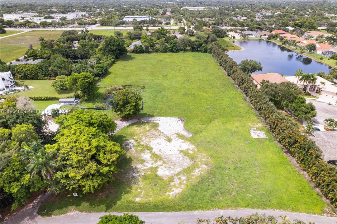 На продажу: $3,650,000 (5.00 acres)