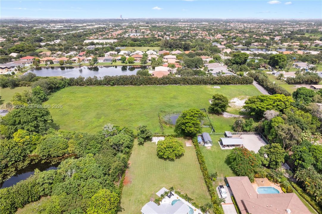 На продажу: $3,650,000 (5.00 acres)