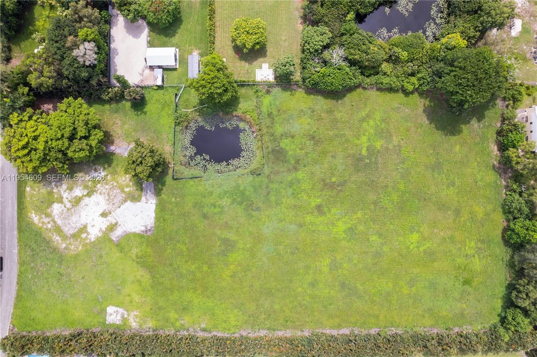 На продажу: $3,650,000 (5.00 acres)