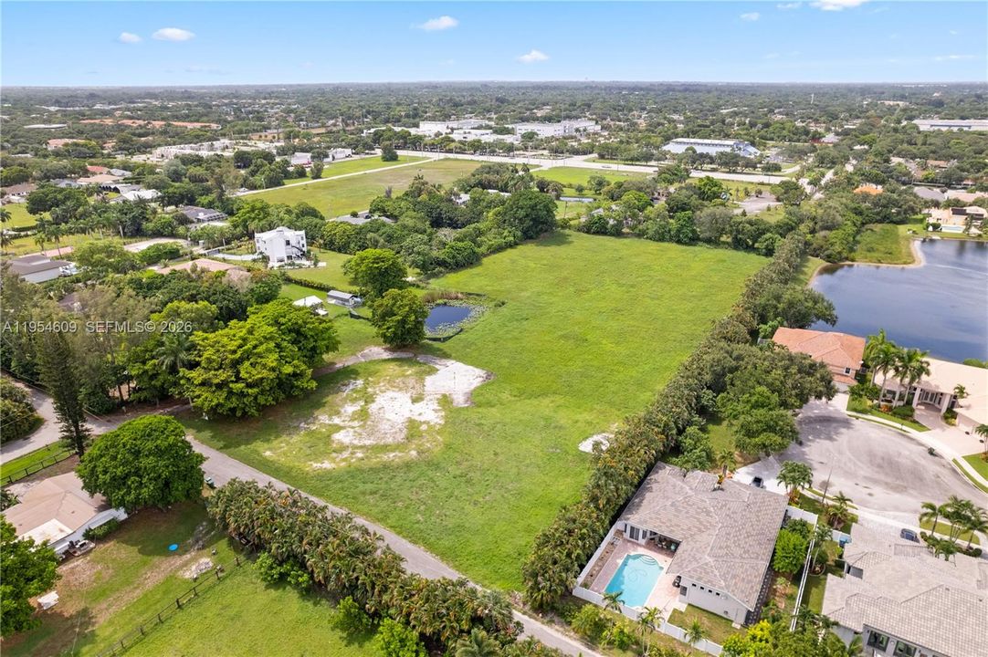 На продажу: $3,650,000 (5.00 acres)