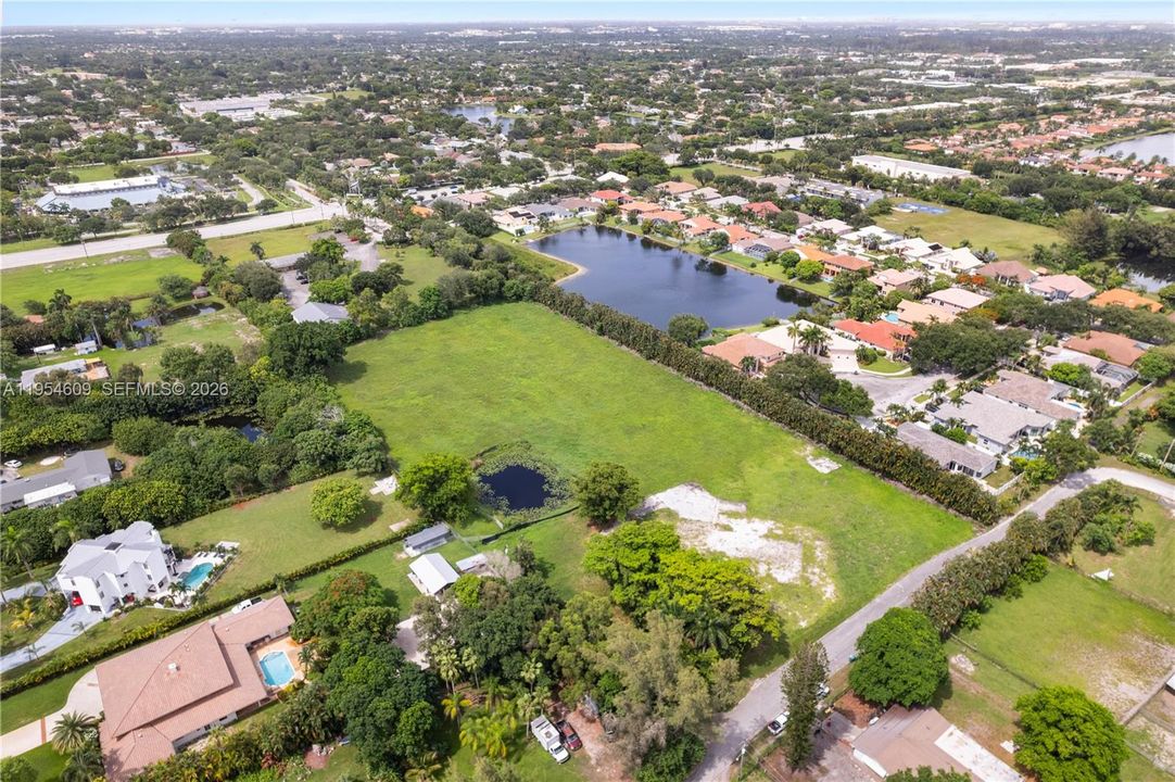 На продажу: $3,650,000 (5.00 acres)