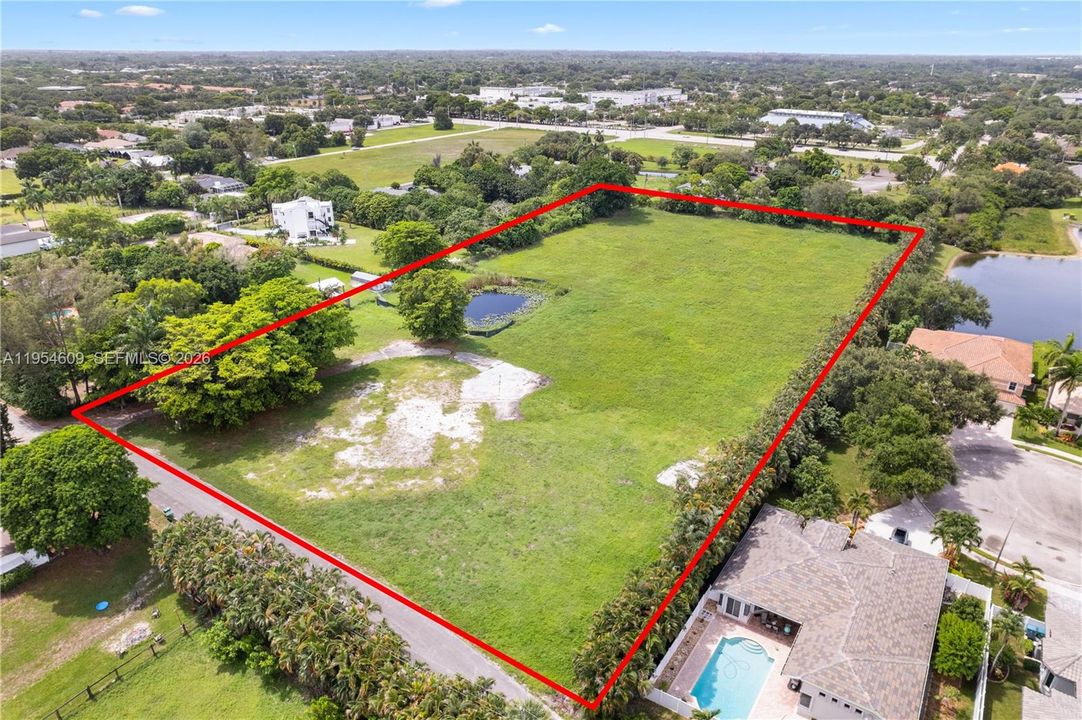 На продажу: $3,650,000 (5.00 acres)