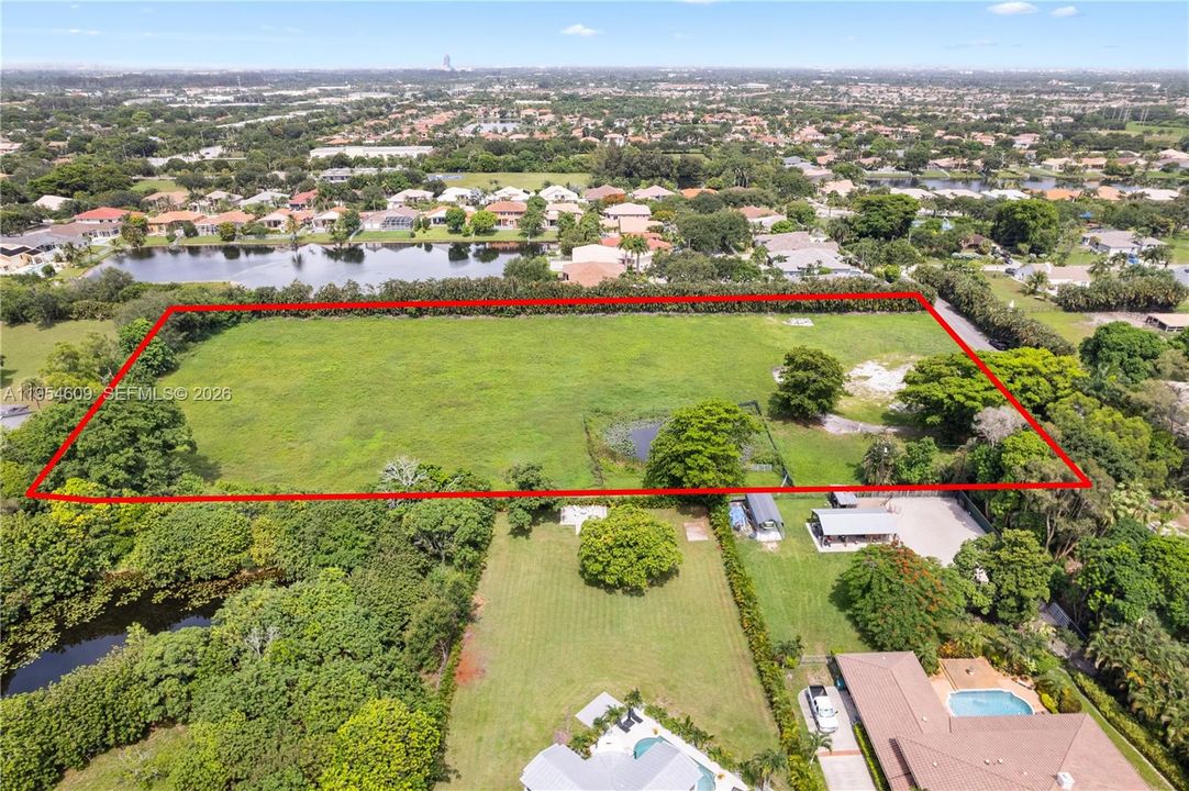 На продажу: $3,650,000 (5.00 acres)