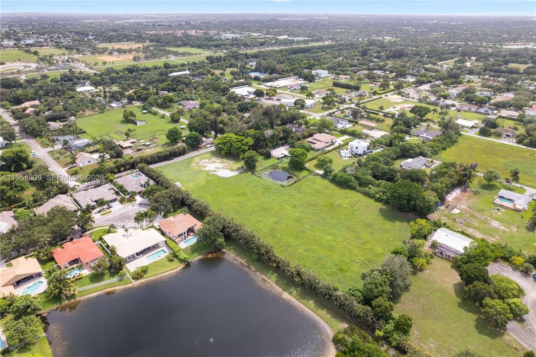 На продажу: $3,650,000 (5.00 acres)