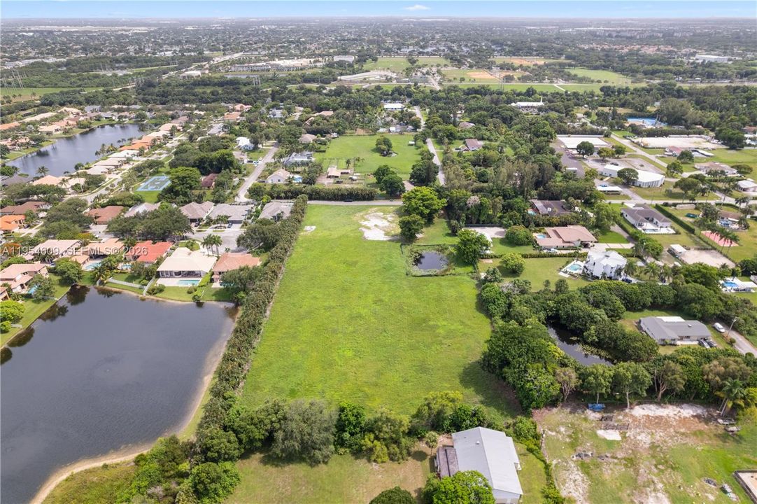 На продажу: $3,650,000 (5.00 acres)